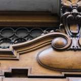 Foto 2.Il sopraluce rettangolare � in legno, vetro e ferro battuto e si decora con delicati disegni circolari, mentre al centro campeggia un grosso mascherone scaramantico (foto di Gennaro Gargiulo)